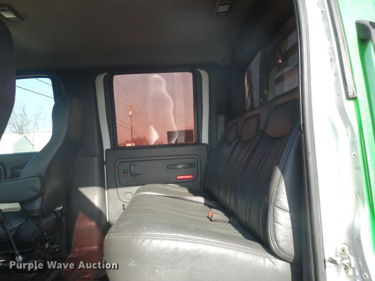 image for item DE4082 2006 GMC C7500 Crew Cab truck