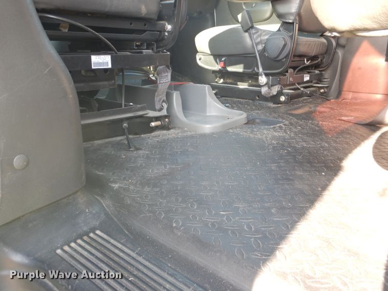 image for item DE4082 2006 GMC C7500 Crew Cab truck