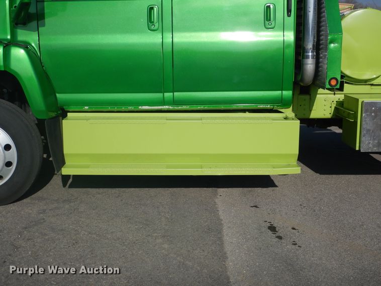 image for item DE4082 2006 GMC C7500 Crew Cab truck