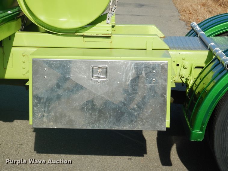 image for item DE4082 2006 GMC C7500 Crew Cab truck