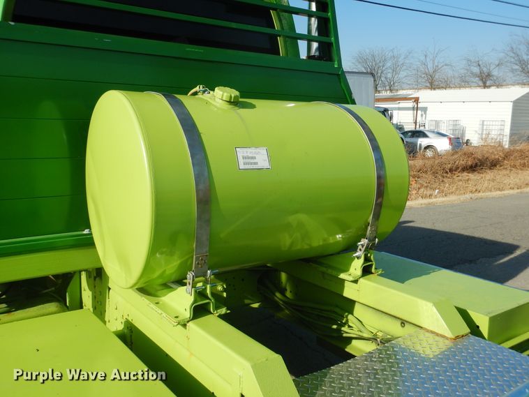 image for item DE4082 2006 GMC C7500 Crew Cab truck