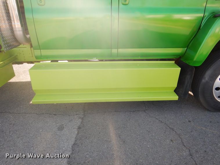 image for item DE4082 2006 GMC C7500 Crew Cab truck