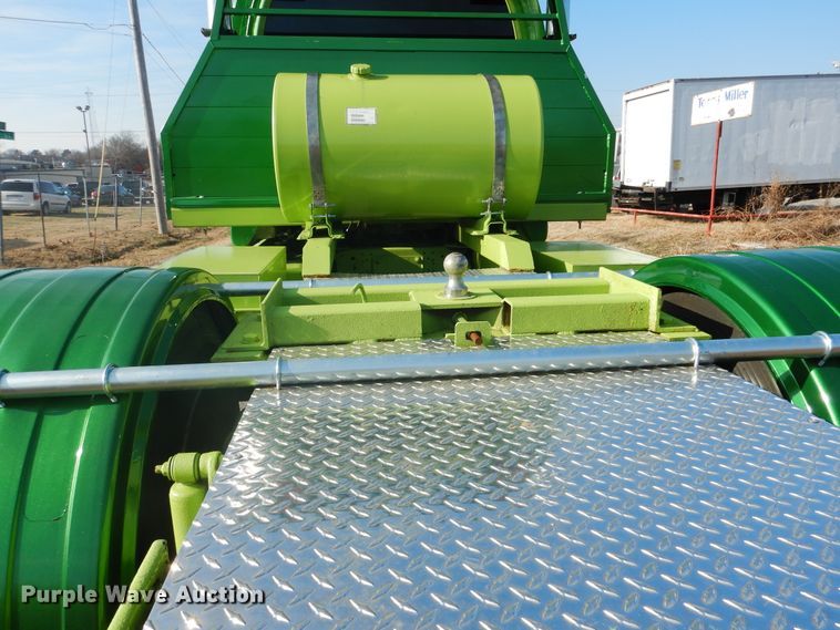 image for item DE4082 2006 GMC C7500 Crew Cab truck