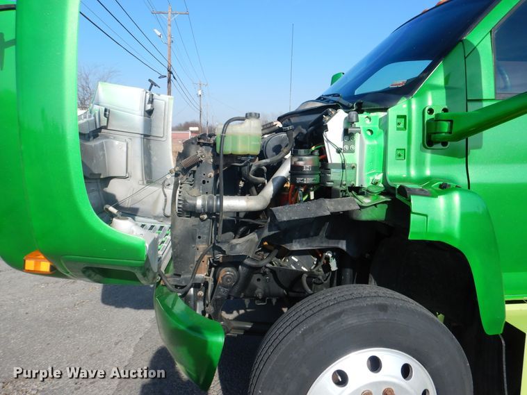 image for item DE4082 2006 GMC C7500 Crew Cab truck