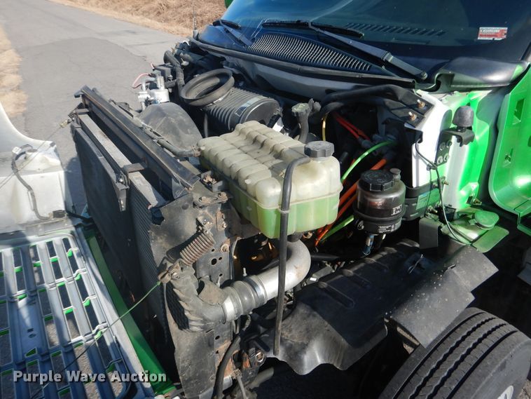 image for item DE4082 2006 GMC C7500 Crew Cab truck