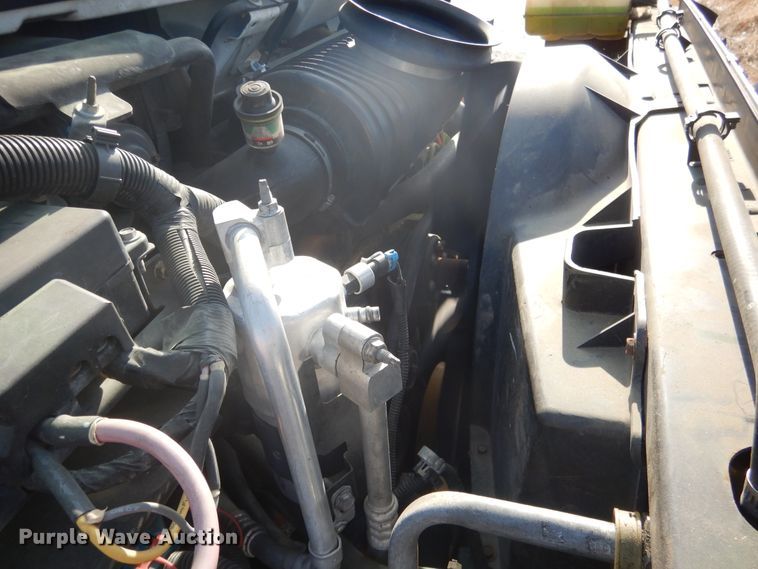 image for item DE4082 2006 GMC C7500 Crew Cab truck