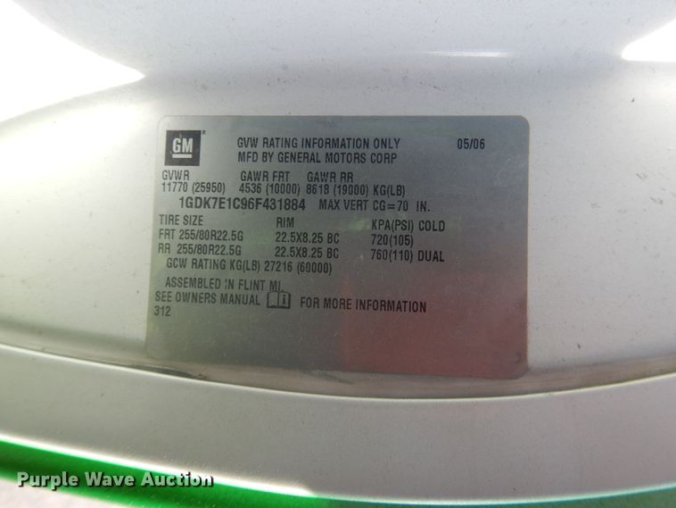 image for item DE4082 2006 GMC C7500 Crew Cab truck