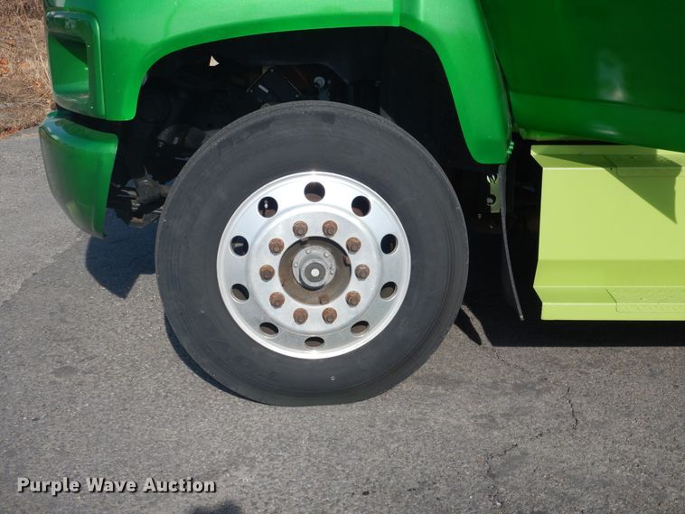 image for item DE4082 2006 GMC C7500 Crew Cab truck