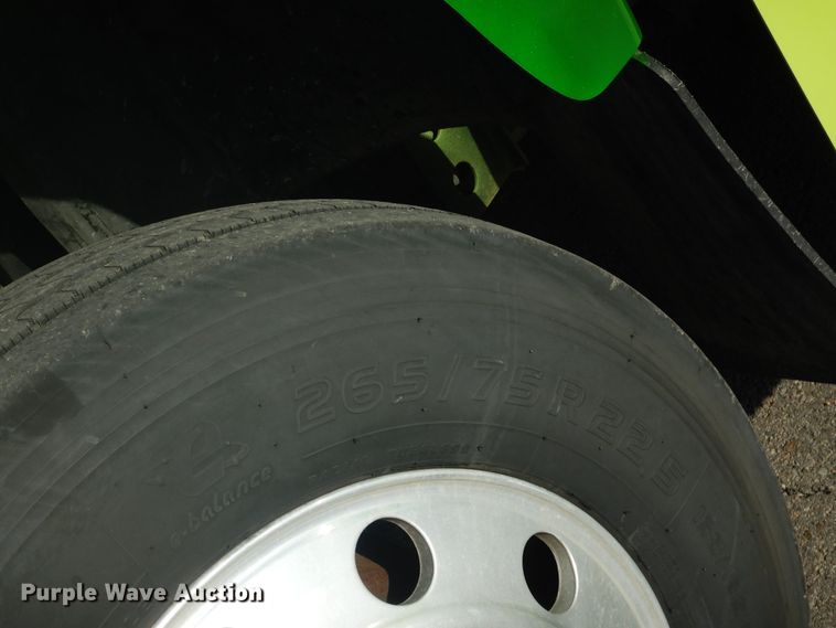 image for item DE4082 2006 GMC C7500 Crew Cab truck