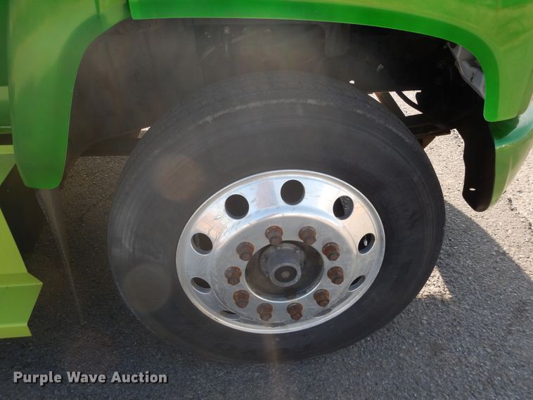 image for item DE4082 2006 GMC C7500 Crew Cab truck