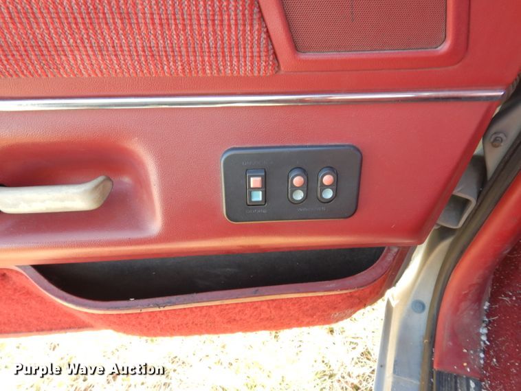 image for item DE4146 1989 Ford F250 XLT Lariat SuperCab pickup truck