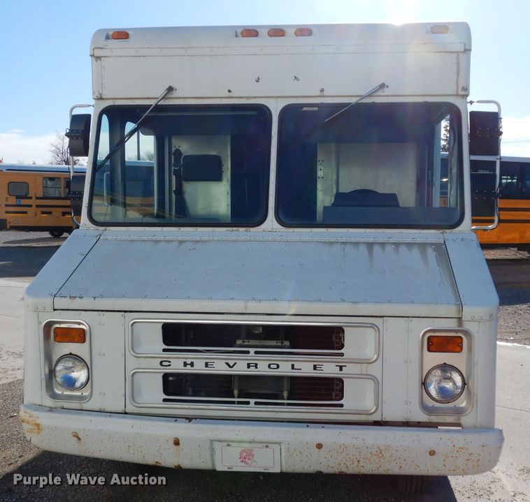 image for item DE4162 1999 Chevrolet P30 delivery truck