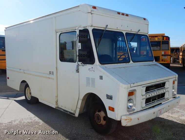 image for item DE4162 1999 Chevrolet P30 delivery truck