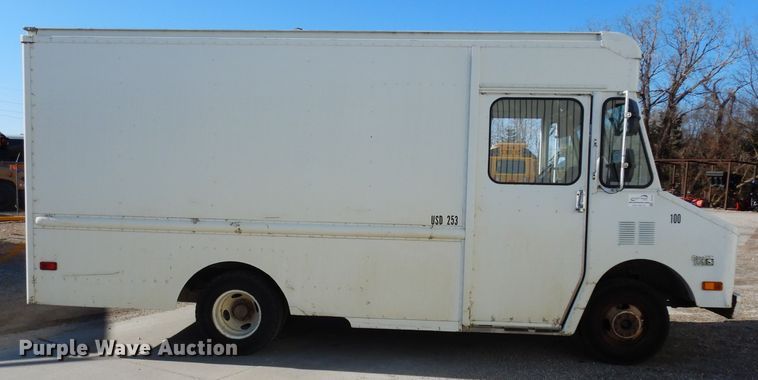 image for item DE4162 1999 Chevrolet P30 delivery truck