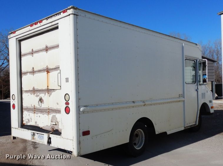 image for item DE4162 1999 Chevrolet P30 delivery truck