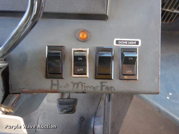 image for item DE4162 1999 Chevrolet P30 delivery truck