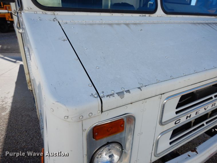 image for item DE4162 1999 Chevrolet P30 delivery truck