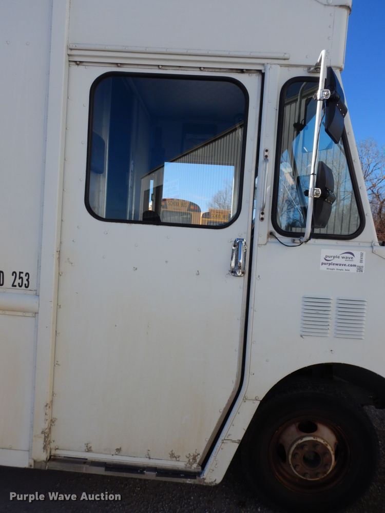 image for item DE4162 1999 Chevrolet P30 delivery truck