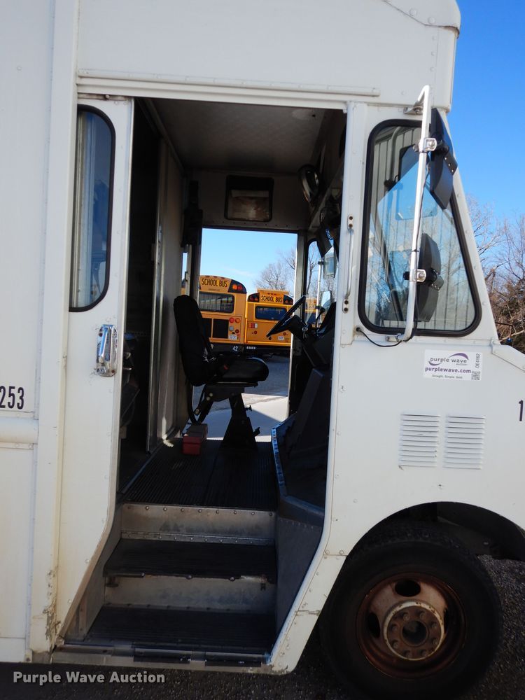 image for item DE4162 1999 Chevrolet P30 delivery truck