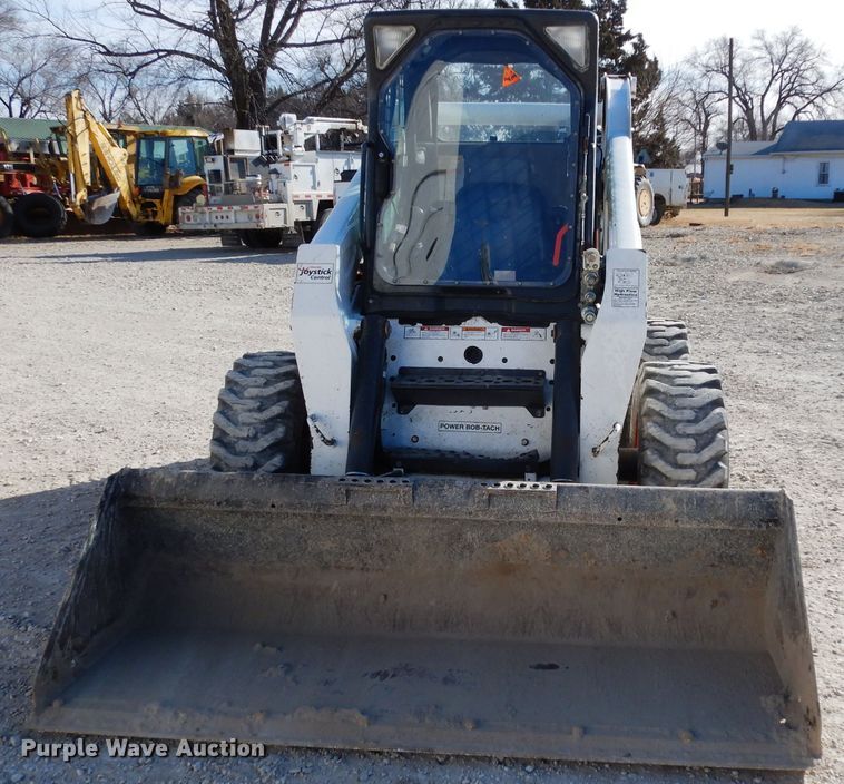 image for item DE4171 2007 Bobcat S300 skid steer