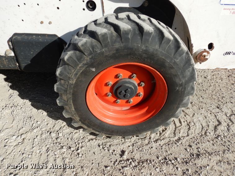 image for item DE4171 2007 Bobcat S300 skid steer