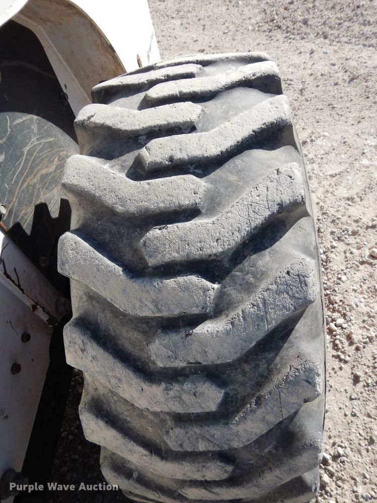 image for item DE4171 2007 Bobcat S300 skid steer