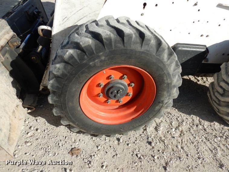 image for item DE4171 2007 Bobcat S300 skid steer