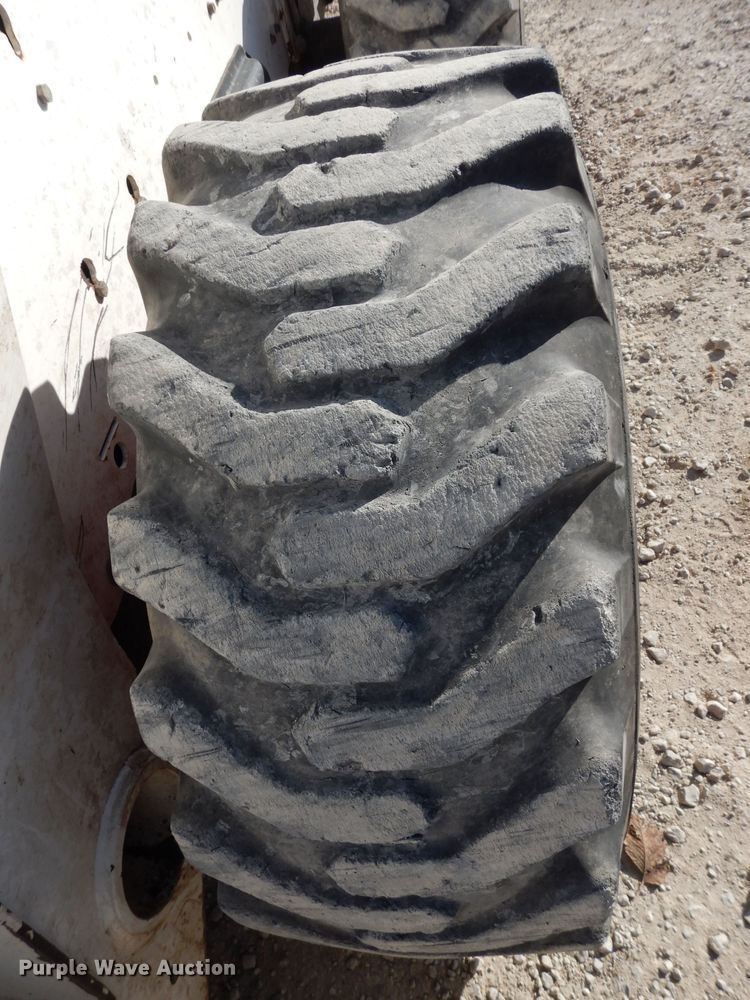 image for item DE4171 2007 Bobcat S300 skid steer