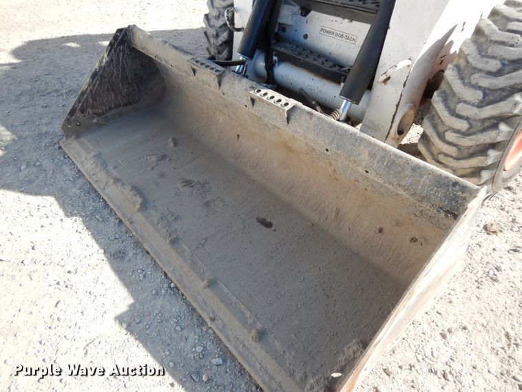 image for item DE4171 2007 Bobcat S300 skid steer