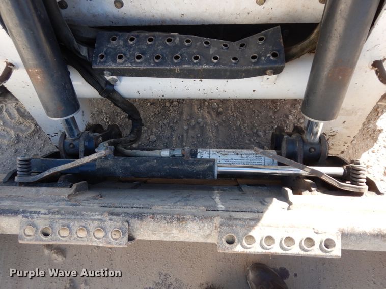 image for item DE4171 2007 Bobcat S300 skid steer