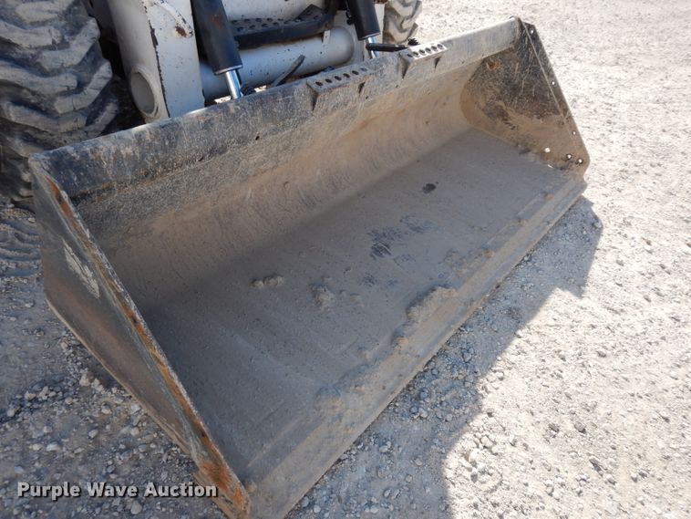 image for item DE4171 2007 Bobcat S300 skid steer