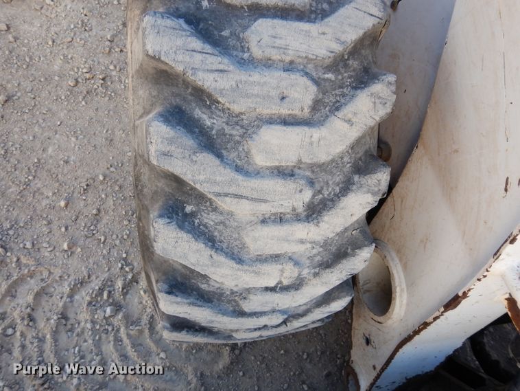 image for item DE4171 2007 Bobcat S300 skid steer