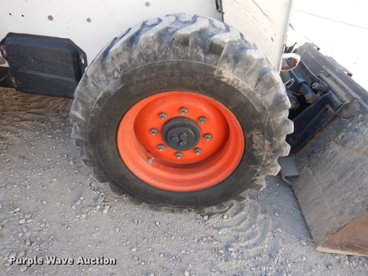 image for item DE4171 2007 Bobcat S300 skid steer