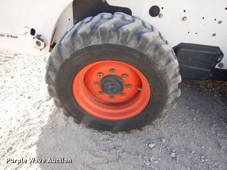 image for item DE4171 2007 Bobcat S300 skid steer