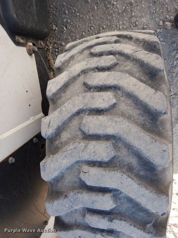 image for item DE4171 2007 Bobcat S300 skid steer