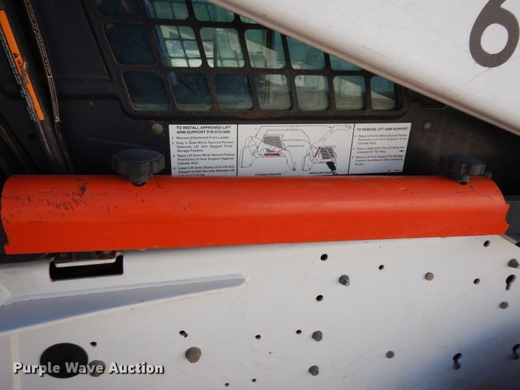 image for item DE4171 2007 Bobcat S300 skid steer