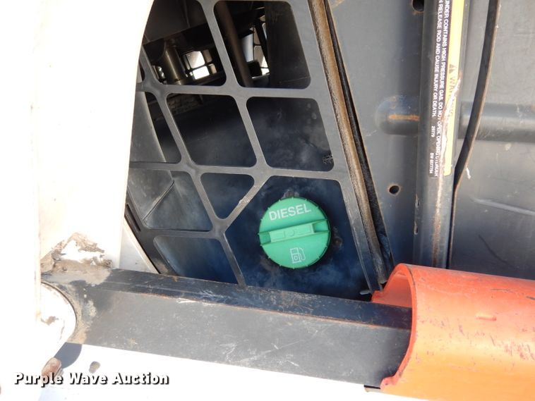 image for item DE4171 2007 Bobcat S300 skid steer