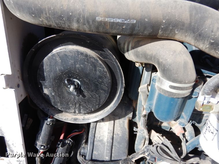 image for item DE4171 2007 Bobcat S300 skid steer