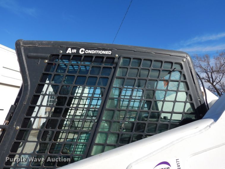 image for item DE4171 2007 Bobcat S300 skid steer