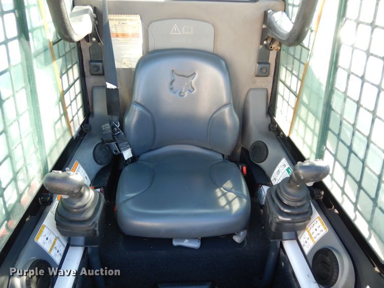 image for item DE4171 2007 Bobcat S300 skid steer