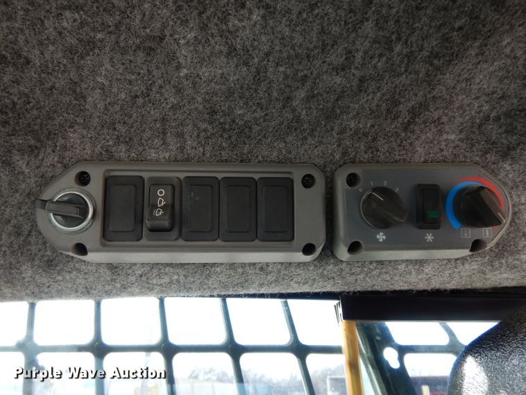 image for item DE4171 2007 Bobcat S300 skid steer