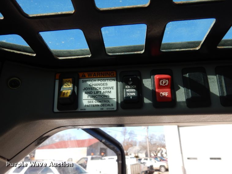 image for item DE4171 2007 Bobcat S300 skid steer