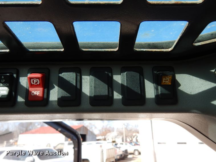 image for item DE4171 2007 Bobcat S300 skid steer