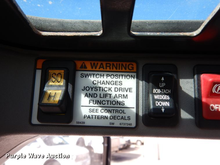 image for item DE4171 2007 Bobcat S300 skid steer