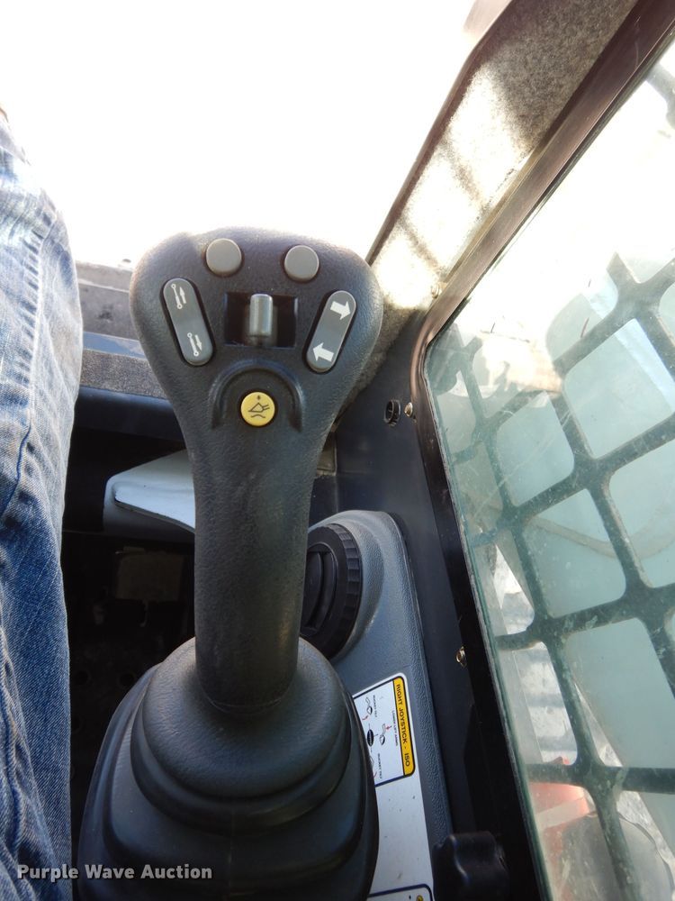 image for item DE4171 2007 Bobcat S300 skid steer