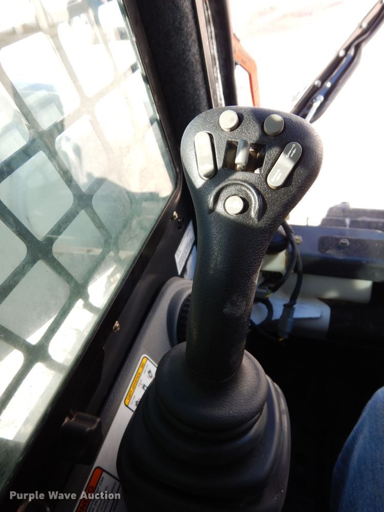 image for item DE4171 2007 Bobcat S300 skid steer