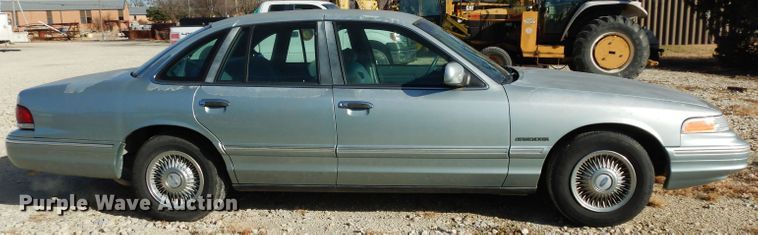 image for item DE4172 1995 Ford Crown Victoria