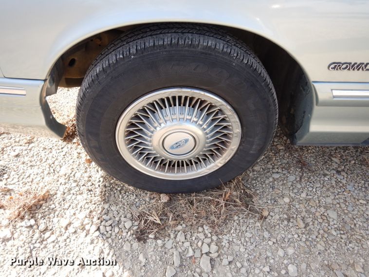 image for item DE4172 1995 Ford Crown Victoria