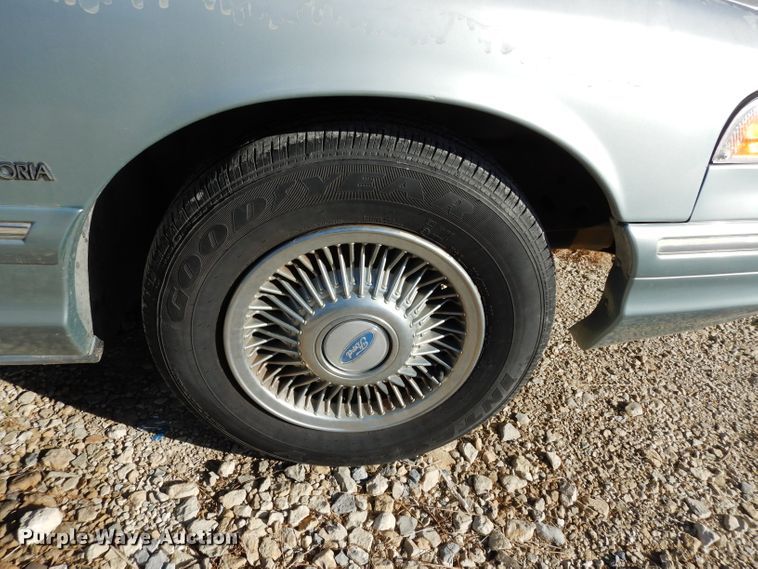 image for item DE4172 1995 Ford Crown Victoria