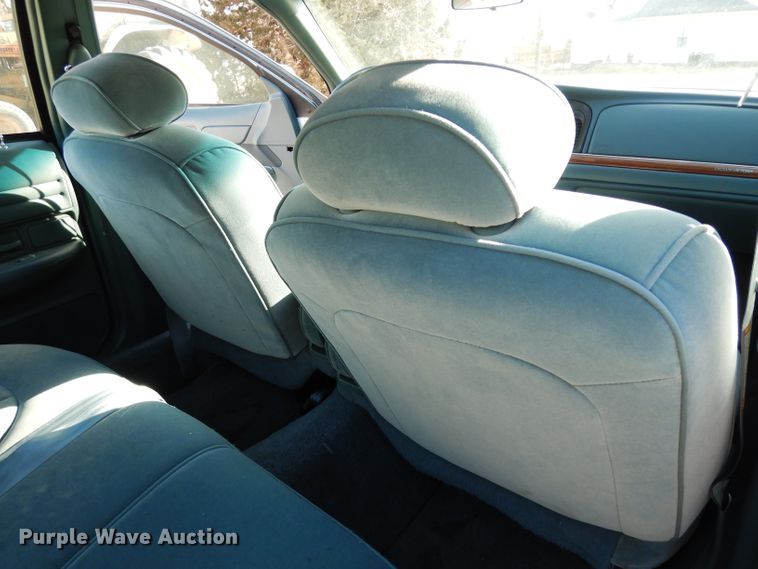 image for item DE4172 1995 Ford Crown Victoria